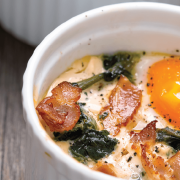 Запечено яйце с бекон Запечено яйце с бекон