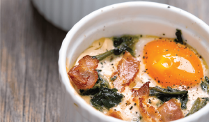 Запечено яйце с бекон